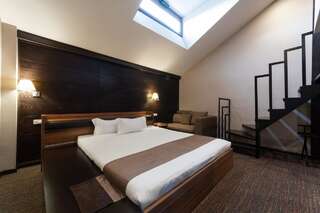 Отель Bass Boutique Hotel Ереван Трехместный номер Делюкс-1