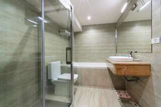 Отель Bass Boutique Hotel Ереван Трехместный номер Делюкс-5